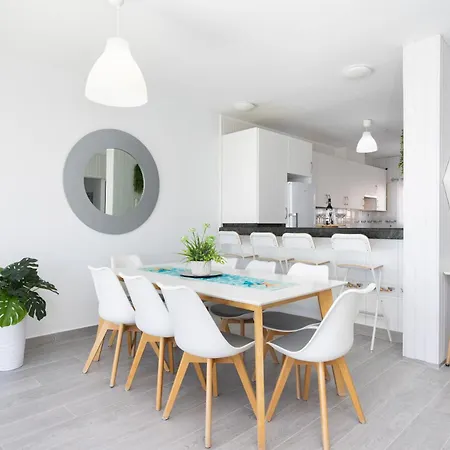 Coastal Dream With Heated Pool Feriehus
