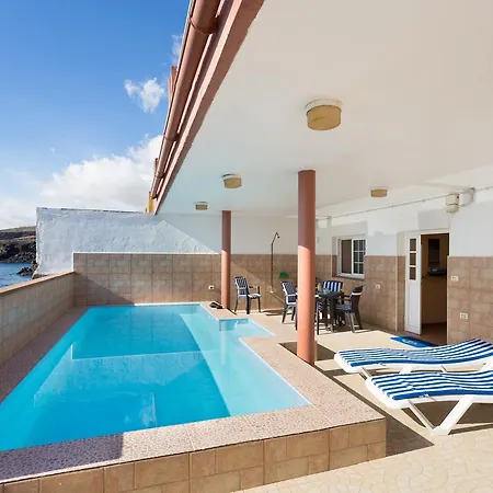 Coastal Dream With Heated Pool Feriehus